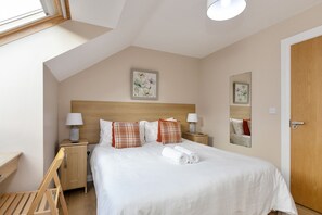 2 bedrooms, desk, iron/ironing board, WiFi