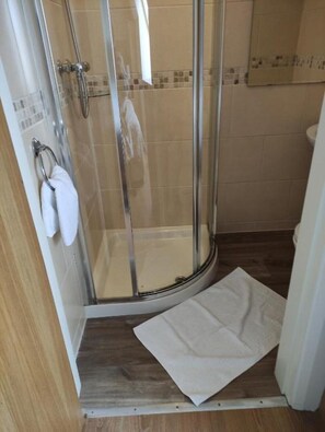 Baignoire, sĂšche-cheveux, serviettes fournies, papier toilette