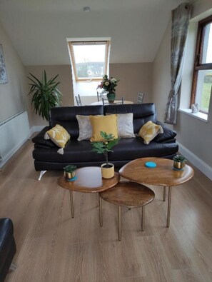 تلفزيون بشاشة مسطحة