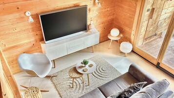 Smart-tv, boeken en een stereo