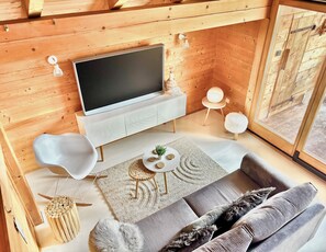 TV connectée, livres, chaîne hi-fi