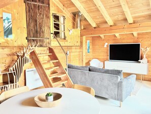 TV connectée, livres, chaîne hi-fi