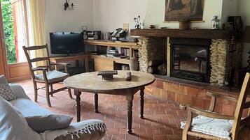 Télévision, cheminée, lecteur de DVD, table de tennis de table