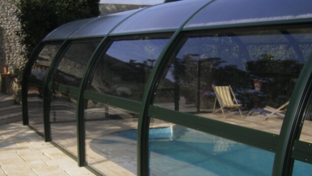 Une piscine dotée d’une enceinte en verre.