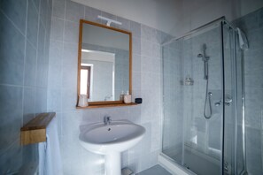 Deluxe Double Room | Bathroom