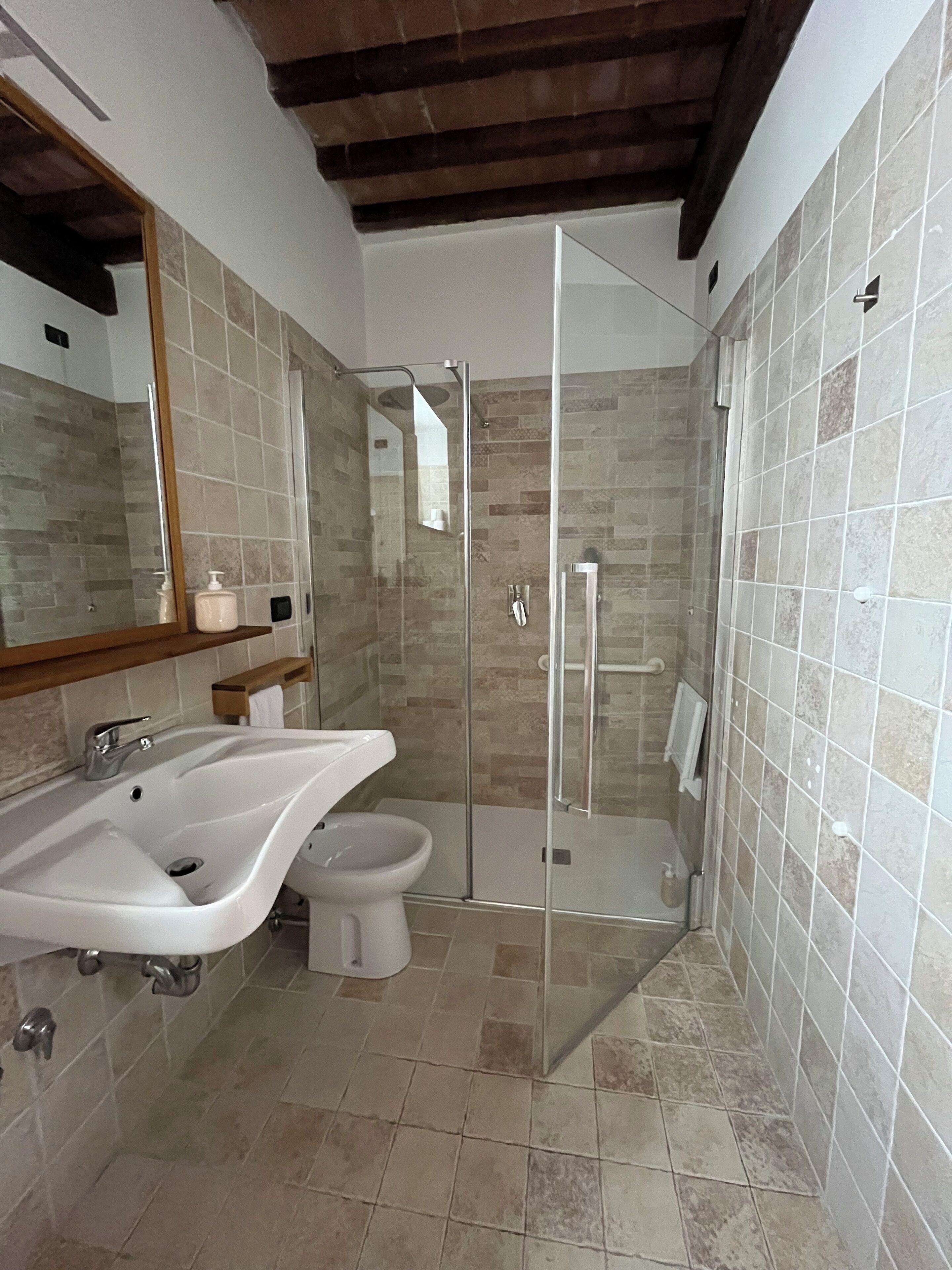 Un baño con ducha, lavabo e inodoro.