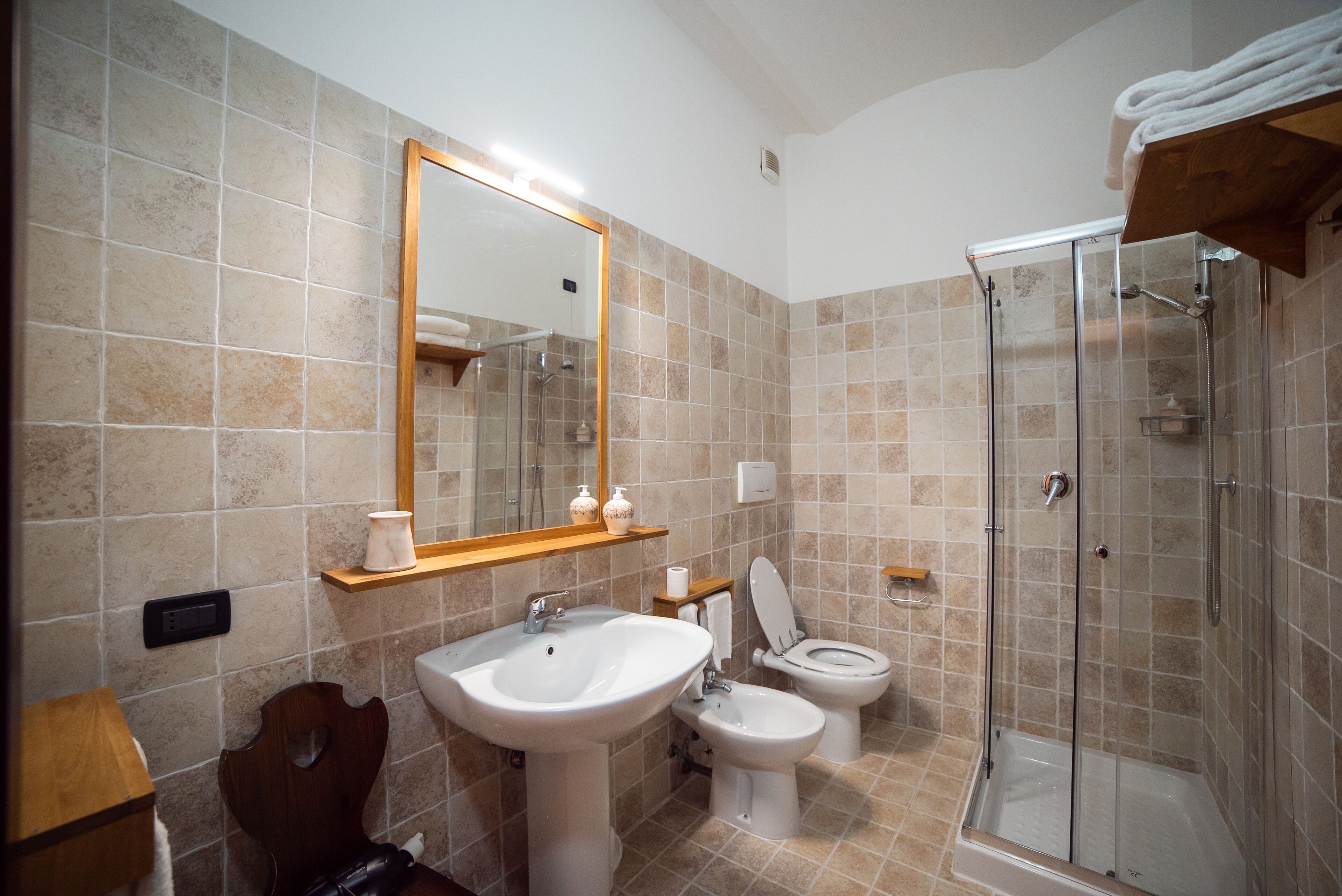 Une salle de bain avec un lavabo, des toilettes et une douche.
