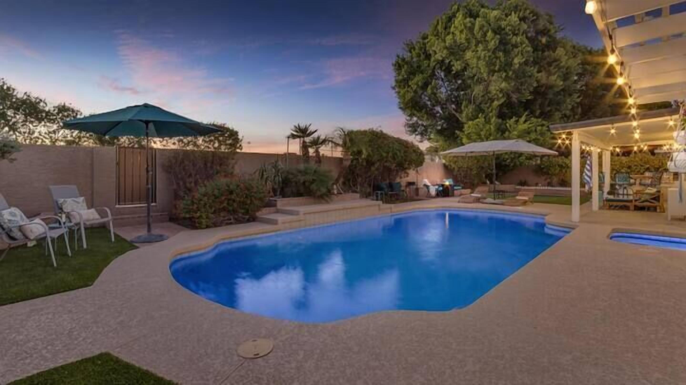 Perfect Mesa Home w/ Pool, Spa and Putting Green