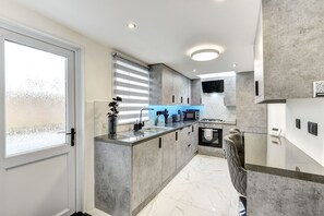 Private kitchen - Beauty Close to Coast, Stunning interior, central. (Newhaven)