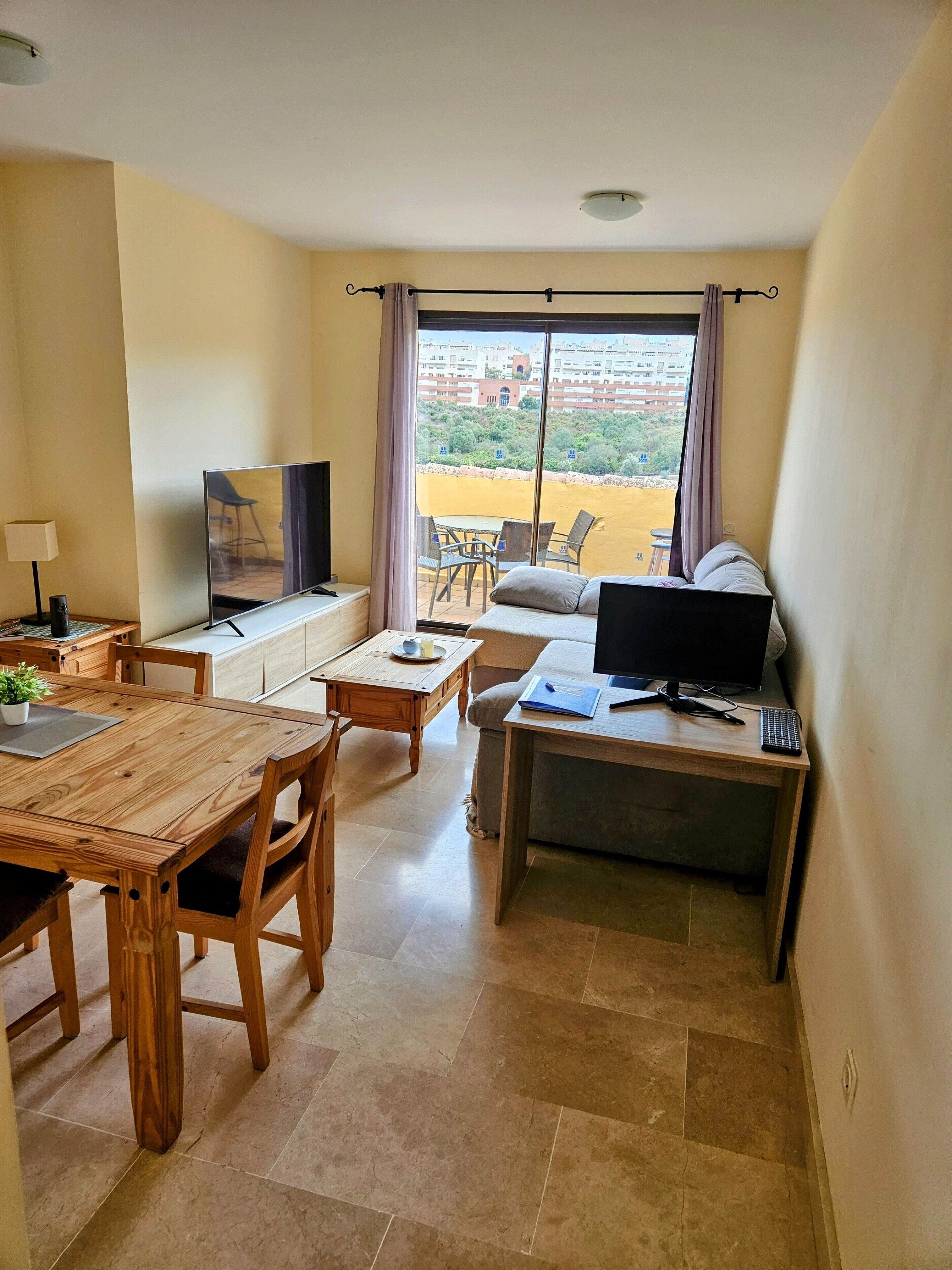 Una Smart TV, una pantalla de ordenador