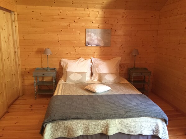 3 habitaciones, tabla de planchar con plancha y cuna de viaje 