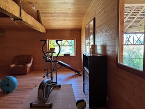 Fitness facility - Gîte 20 minutes from the FUTUROSCOPE, with COVERED SWIMMING POOL, SPA and SAUNA (Thurageau)
