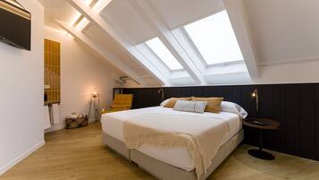 2 bedrooms, iron/ironing board, internet