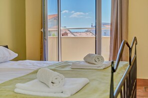2 habitaciones, cortinas blackout y tabla de planchar con plancha