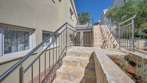 A stone staircase with metal railings leading to a balcony. - Anovi Holiday House by Litto (Okrug)