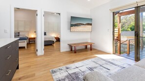 6 عدّة غرف نوم ومكواة/لوح كي وواي فاي وملاءات أسرّة