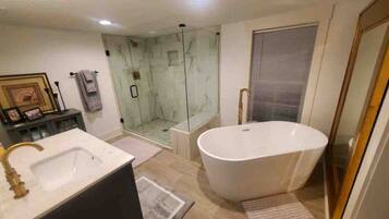 Signature House, 4 Bedrooms, Patio | Bathroom | Free toiletries, hair dryer, towels, soap