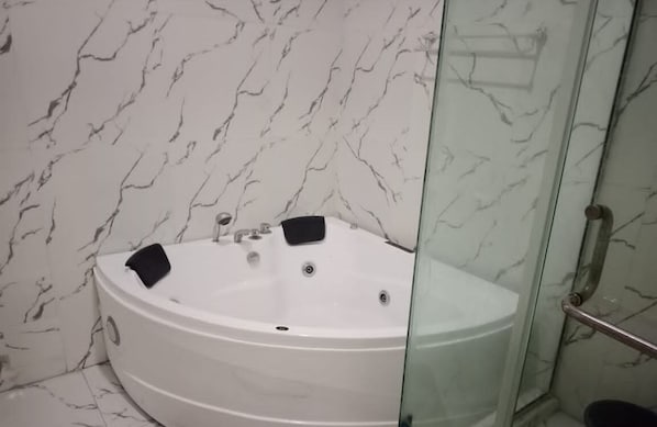 Executive Room | Desk, laptop workspace, free WiFi, bed sheets - DELIZ HOMES AND HOTEL (Lekki)