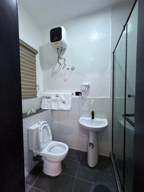 淋浴設備、免費梳洗用品、提供毛巾、番梘