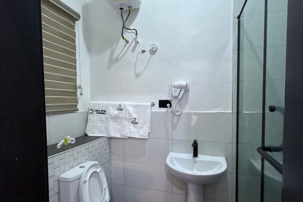 Shower, perlengkapan mandi gratis, handuk, dan sabun