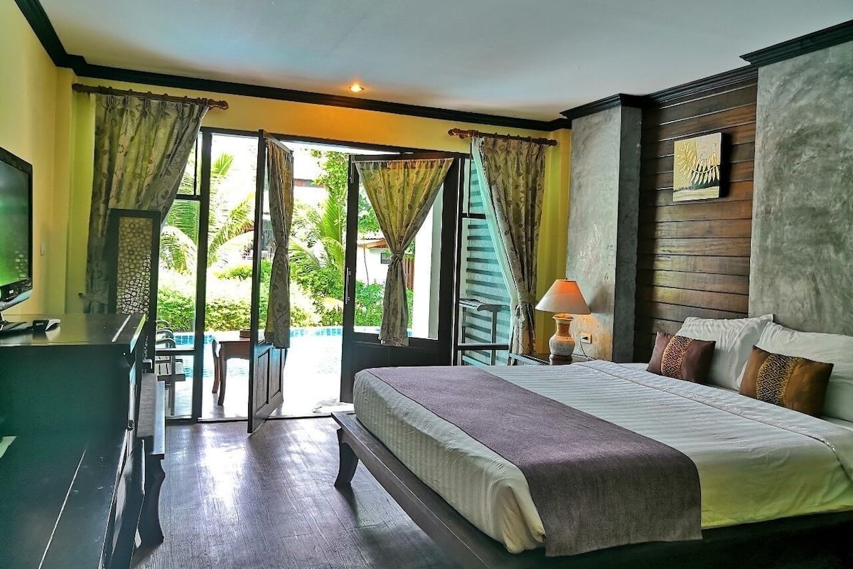 Beachside Pool Access | Free WiFi, bed sheets