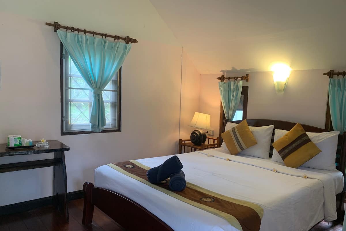 Bungalow with fan | Free WiFi, bed sheets