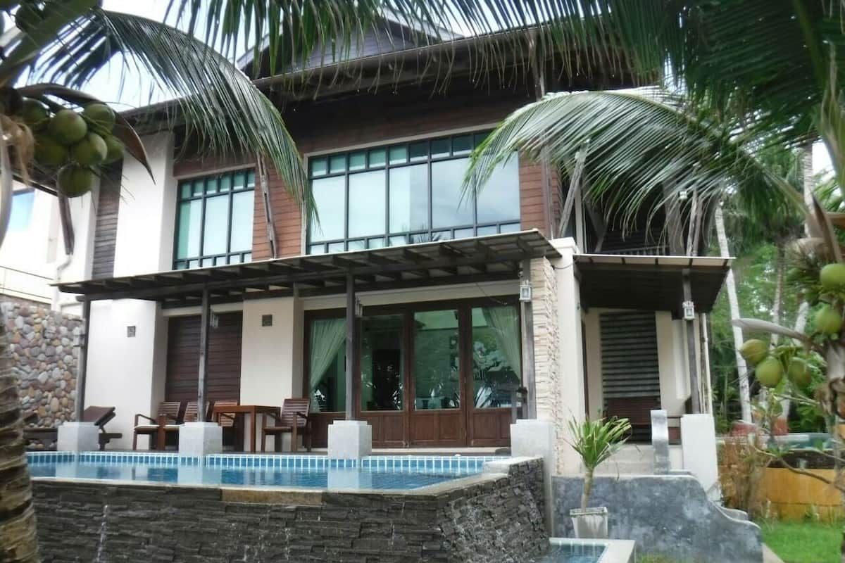 Beach access 2BR with Private Pool | Free WiFi, bed sheets