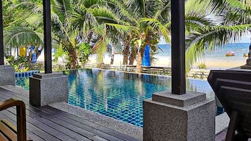 2 outdoor pools