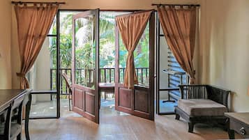 Deluxe Room with Garden View | Free WiFi, bed sheets