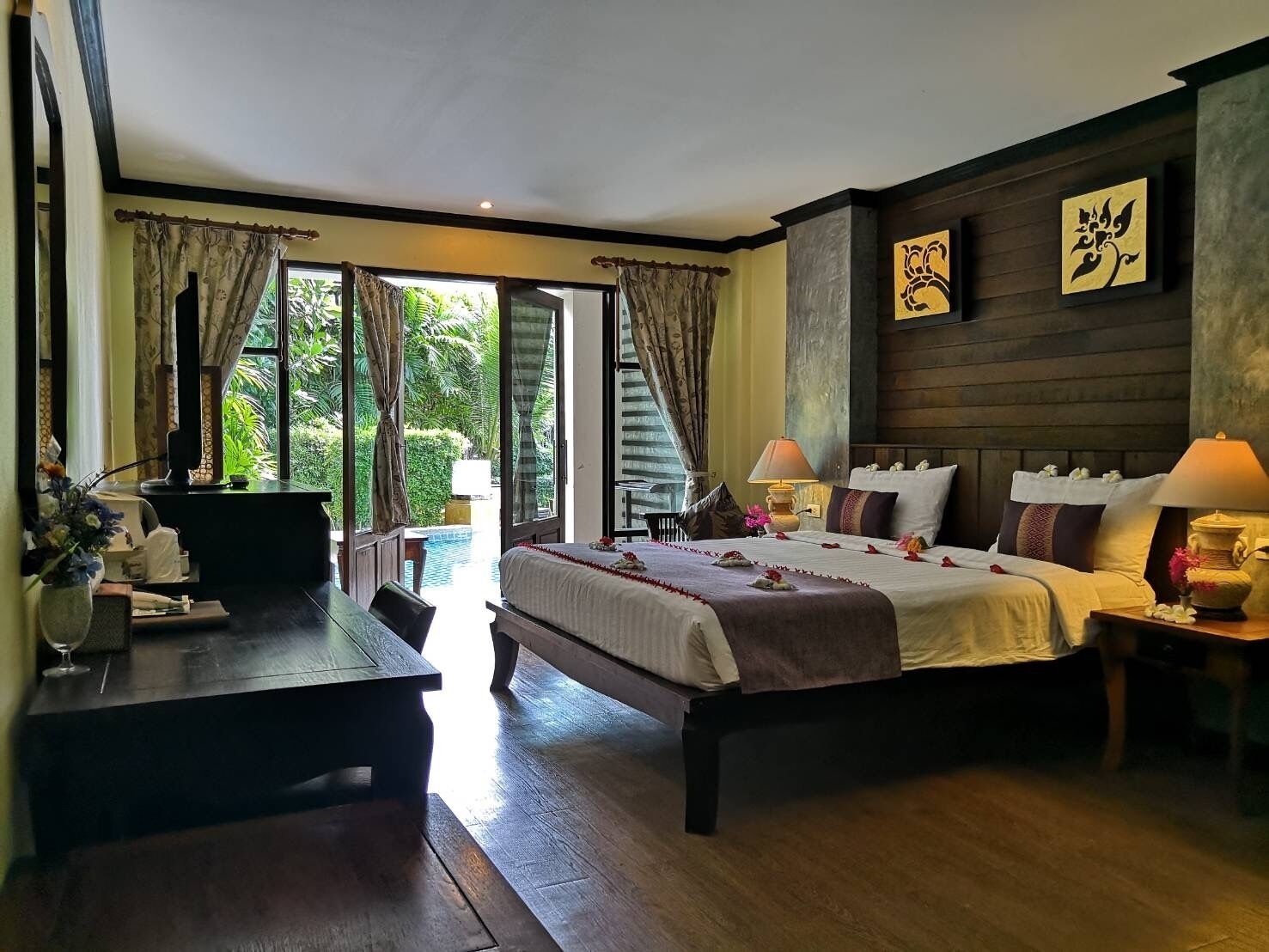 Deluxe Room with Pool View and Beachside | 免费 WiFi、床单