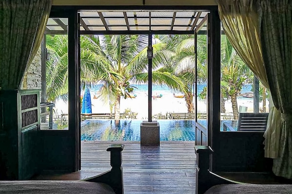 Beach access 2BR with Private Pool | Free WiFi, bed sheets