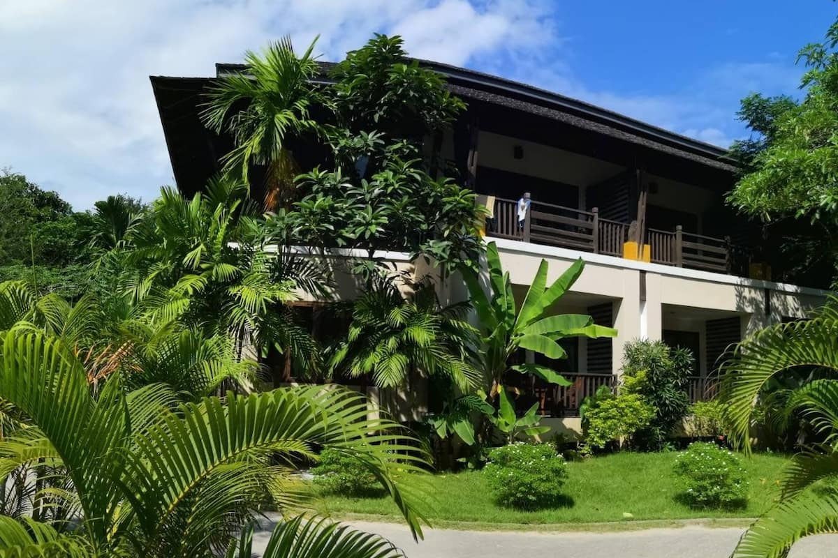 Deluxe Room with Garden View | Free WiFi, bed sheets
