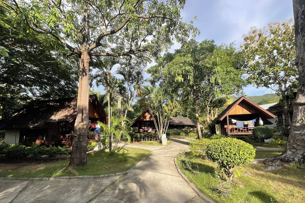 Bangalow Garden View Twin AC | Free WiFi, bed sheets