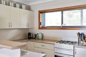 Oven, dishwasher, cookware/dishes/utensils