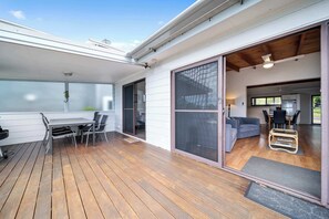 Outdoor dining - Seahorse Hyams Beach (Hyams Beach)