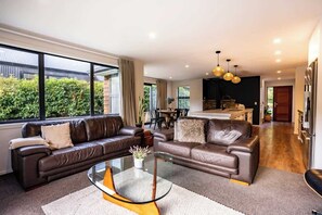 テレビ、暖炉、DVD プレーヤー、書斎 / ワークスペース