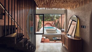 Un interno moderno con una scala, una piscina e vista sull'esterno.