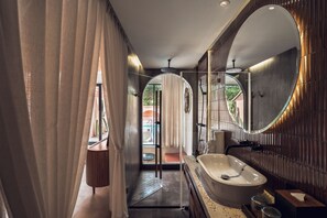 Grand 1 Bedroom Villa with Private Pool & Bathtub | Salle de bain | Baignoire et douche séparées, douche à « effet pluie »