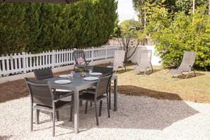 Outdoor dining - Sea cottage (Ciré-d'Aunis)