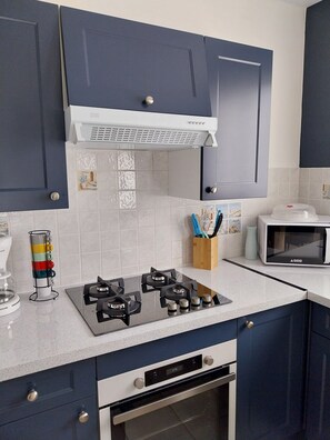 Fridge, microwave, oven, dishwasher - Sea cottage (Ciré-d'Aunis)