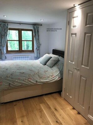 2 habitaciones, tabla de planchar con plancha y ropa de cama 