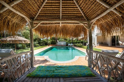 Sunset villa, heated pool, sleeps 9, walk to marina