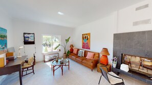 Smart-tv, een open haard en een tafeltennistafel