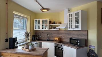 Een koelkast, een magnetron, een oven, een kookplaat