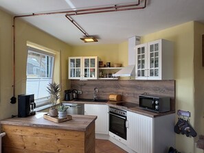 Fridge, microwave, oven, stovetop - Living in a manor house right on the edge of the forest with wellness areaDog-friendly! (Furth im Wald)