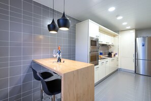 冷蔵庫、電子レンジ、オーブン、コンロ