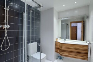 Combined shower/bathtub, hair dryer, towels, soap - Fira Barcelona Gran Via (Hospitalet de Llobregat)