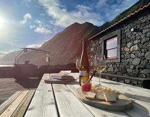 Outdoor dining - Stylish 1 Bedroom Stone House On Ocean Front - São Jorge, Azores (Bela Lua) (Calheta)