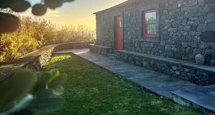 Stylish 1 Bedroom Stone House On Ocean Front - São Jorge, Azores (Bela Lua)