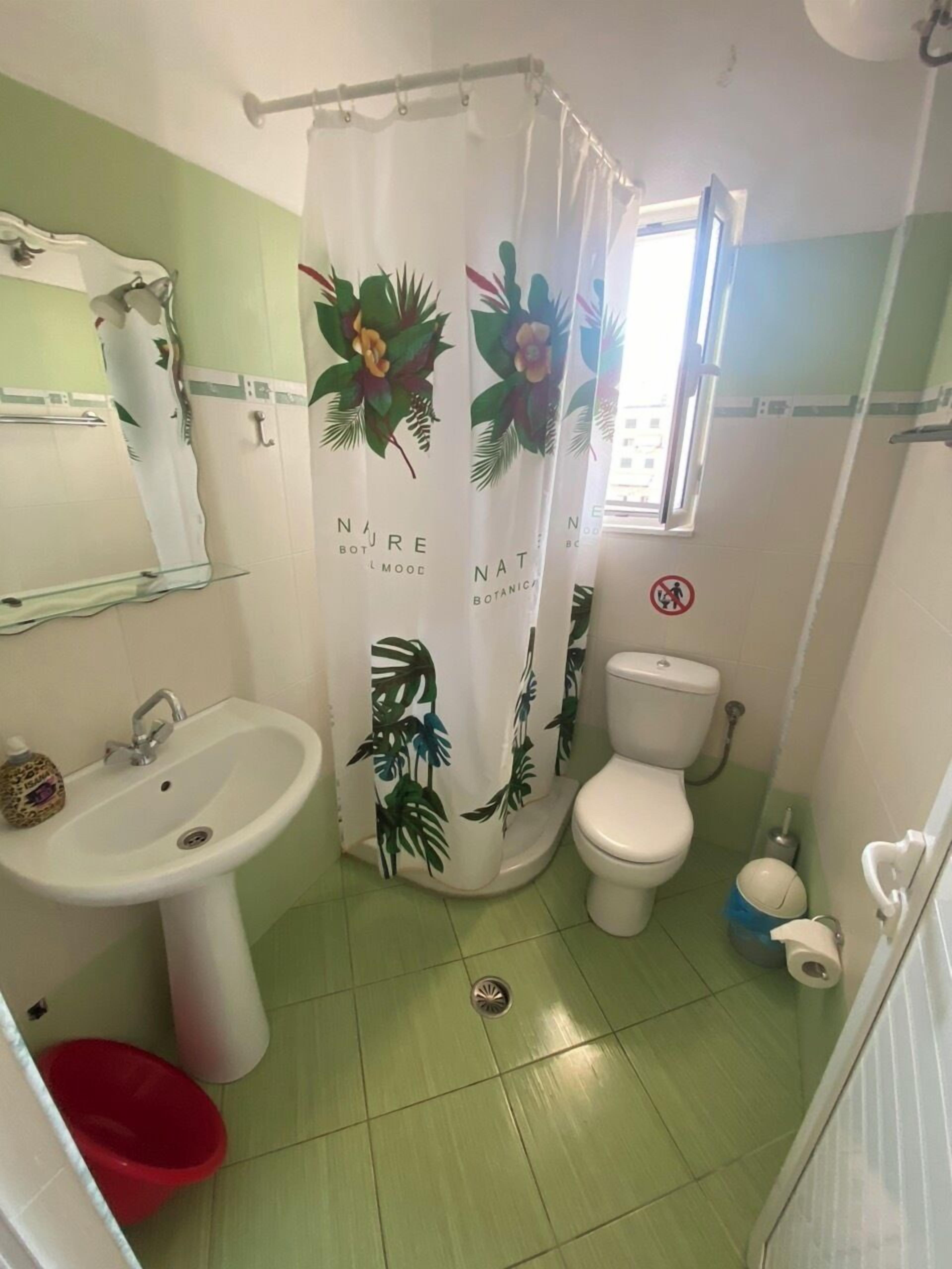 Classic-Apartment, Küche, Meerseite | Badezimmer | Dusche, Regendusche, kostenlose Toilettenartikel, Haartrockner